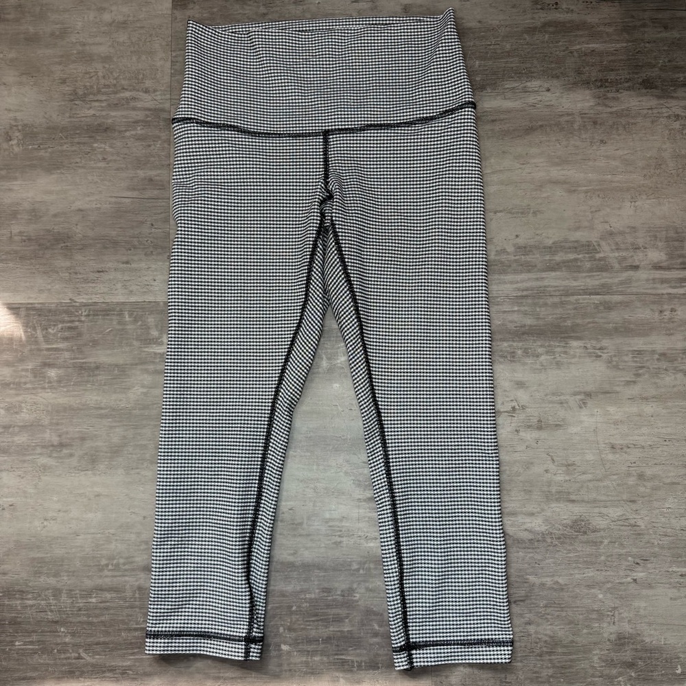 Lululemon Wunder Under Crop Leggings in a black‎ and white gingham pattern Sz 6
